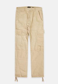 Pantalones cargo beige de algodón con múltiples bolsillos utilitarios, diseño de pierna recta y cordones ajustables en el dobladillo. Textura suave.