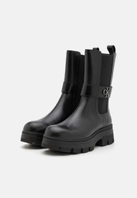 Calvin Klein Jeans CHUNKY COMBAT CHELSEA - Platåstövlar - triple black