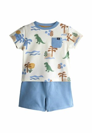 Kétéves gyermek két részes szettje dinós, pálmafás és hullámos mintákkal fehér ingén kék zsebbel, egyszínű kék rövidnadrággal párosítva.