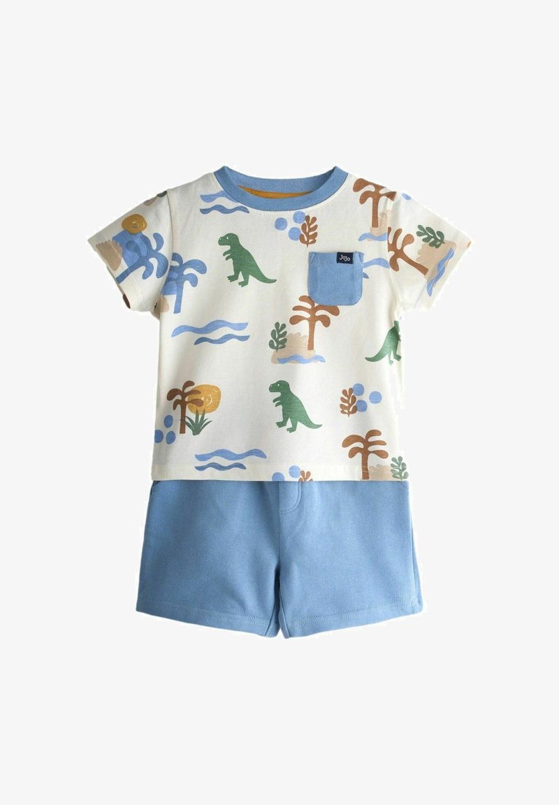 Ensemble deux pièces pour tout-petit avec motifs de dinosaures, palmiers et vagues sur un t-shirt blanc avec poche bleue, accompagné d'un short bleu uni.