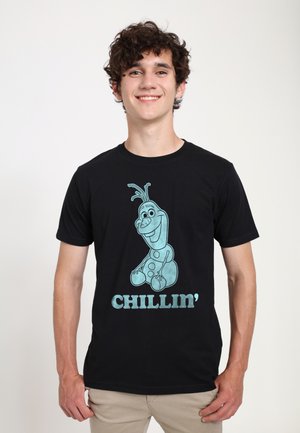 Černé tričko s světle modrou kreslenou postavičkou a textem "CHILLIN'" pod ní. Design zahrnuje usmívající se postavu podobnou sněhulákovi.
