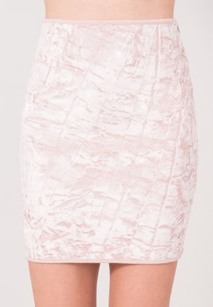 Lichtroze crushed velvet minirok, in de taille gedragen, gladde textuur met subtiele diagonale patronen, boven knielengte.
