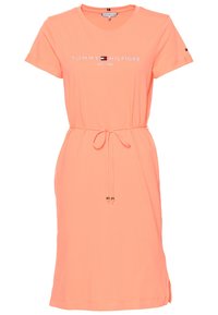 Lyhythihainen mekko kirkkaan korallin värissä, valmistettu pehmeästä kankaasta. Ominaisuuksiin kuuluvat nyörikiinnitys vyötäröllä, etuosassa painettu logo ja kultaiset yksityiskohdat nyöreissä.