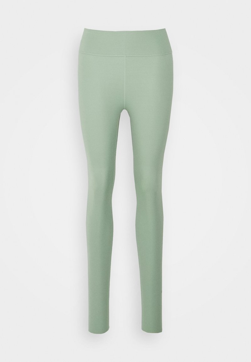 Leggings di un verde chiaro, realizzati in tessuto elasticizzato con una superficie liscia. Presentano un'alta vita e un design aderente senza fantasie.