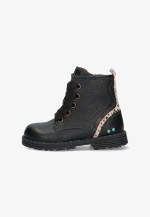 Zwarte leren enkelboot met een gestructureerd oppervlak, vijf oogjes en een vetersluiting. Kenmerkt zich door een gevlekte beige accenter en teal stippen op de hak.