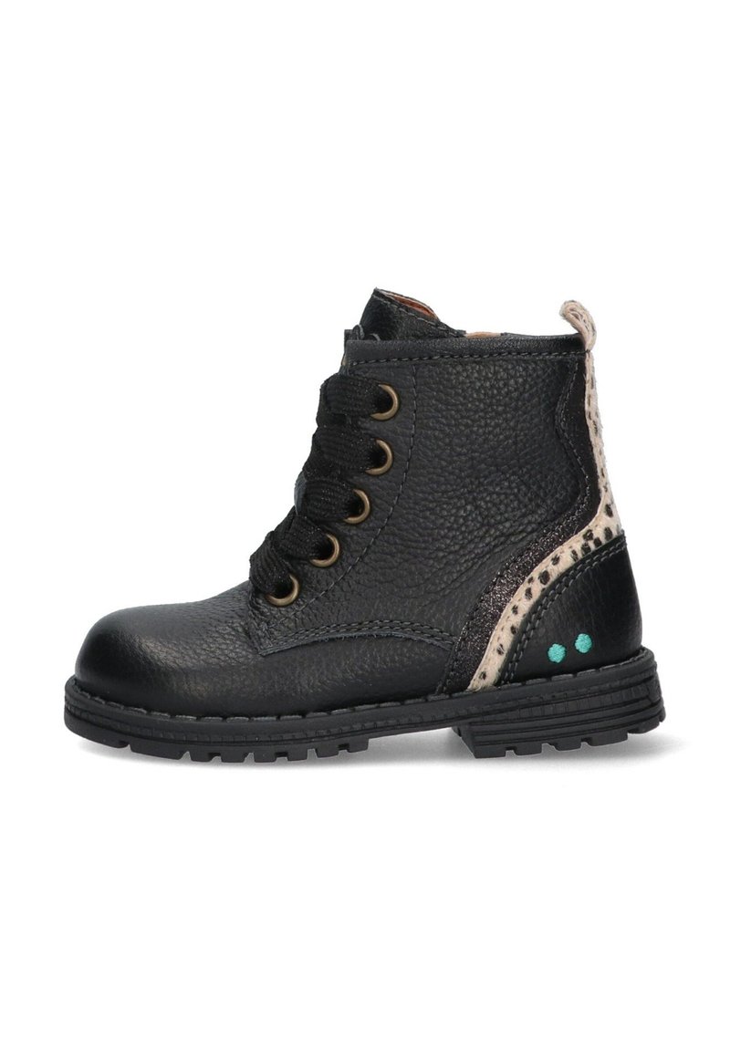 Botín negro de cuero hasta el tobillo con superficie texturizada, cinco ojales y diseño de cordones. Presenta un acento beige moteado y puntos en turquesa en el tacón.