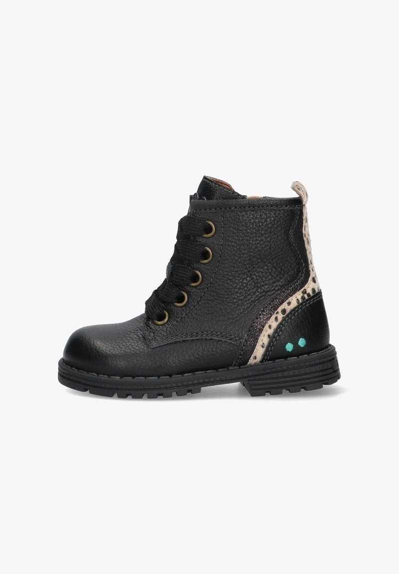 Svarta läderankelstövlar med strukturerad yta, fem öglor och snörningsdesign. Har en prickschema beige accent och teal prickar på hälen.