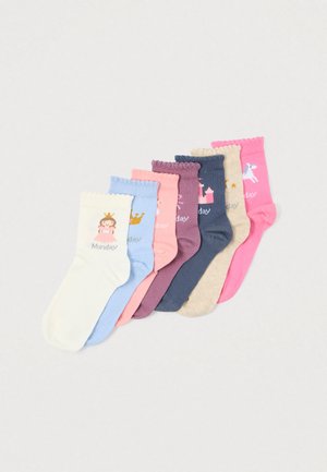 Sete pares de meias infantis em cores pastel, apresentando desenhos como uma princesa, uma coroa, um cachorro e um castelo. Com punhos canelados e padrões variados.