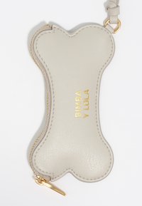 Szara skórzana saszetka w kształcie kości z złotym zamkiem i logo. Gładka faktura z obszytymi krawędziami oraz małym paskiem do przypięcia.