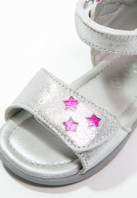Mod8 GARANCE - Sandali - silver