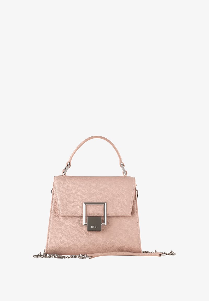Różowa torebka skórzana o teksturowanej powierzchni z klapą i srebrnymi okuciami oraz łańcuszkowym paskiem. Na przodzie znajduje się kwadratowy akcent.
