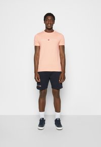 Tommy Hilfiger TOMMY LOGO TEE - T-shirt estampada - sunset peach