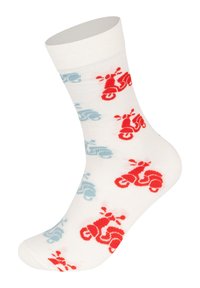 Hvide sokker med strikkede mønstre af scootere i blå og rød. Har en ribbet kant og en glat tekstur, designet til komfort og stil.