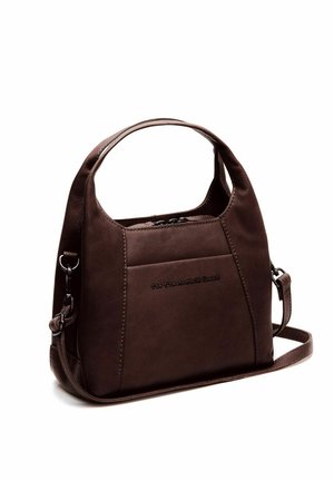 Bolso de mano de cuero marrón oscuro con asas cortas, correa de hombro desmontable y "The Chesterfield Brand" grabado en el frente.