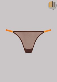 String en maille brun avec des sangles élastiques orange contrastantes et des accents en métal doré. Présente un design sans couture et une texture légère.