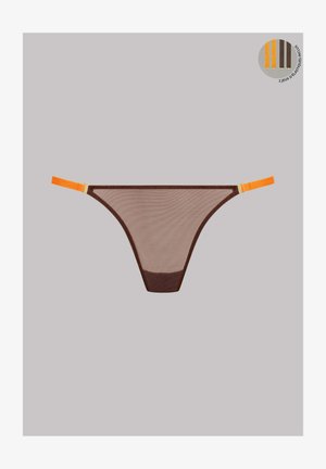 String en maille brun avec des sangles élastiques orange contrastantes et des accents en métal doré. Présente un design sans couture et une texture légère.