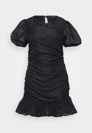 Fekete rövid ruha puffos ujjakkal, redőzött textúrával és fodros aljjal. Fényes anyag jellemzi, diszkrét mintával és kulcslyuk kivágással a hátsó részen.