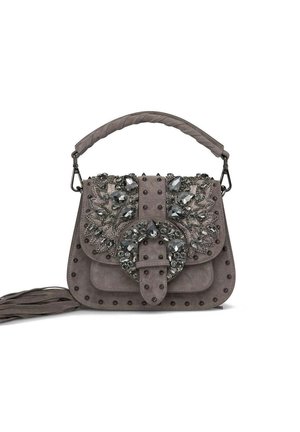 Bolso de ante gris con asa superior, gran hebilla de joya, adornos florales de cristal, detalles de tachuelas y un borlas en el lateral.