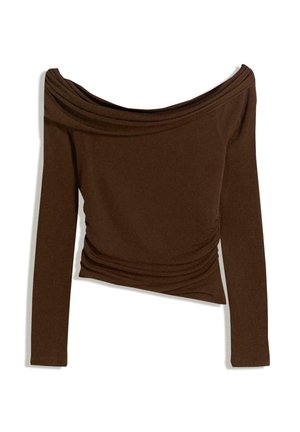 Top marrone scollato con spalle scoperte e maniche lunghe, caratterizzato da tessuto drappeggiato, dettagli arricciati sui lati e una silhouette aderente.