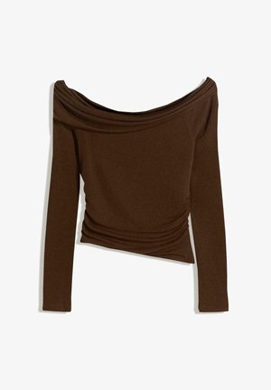 Braunes Off-Shoulder-Oberteil mit langen Ärmeln, das mit drapiertem Stoff, Raffungselementen an der Seite und einer figurbetonten Silhouette ausgestattet ist.