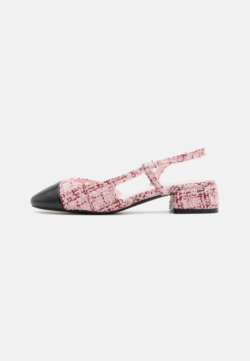 Chaussure slingback avec un dessus en tweed rose et un bout pointu noir. Présente un petit talon carré et un design découpé pour une meilleure aération.