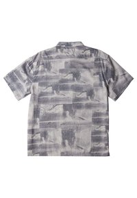 Camisa de manga corta en gris claro con un patrón abstracto texturizado en tonos de gris más oscuro. Presenta un collar clásico y un corte relajado.