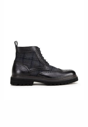 Czarne skórzane botki za kostkę z szarym w kratkę materiałem, zapinane na sznurowadła, z detalami w stylu brogue i teksturowaną gumową podeszwą.