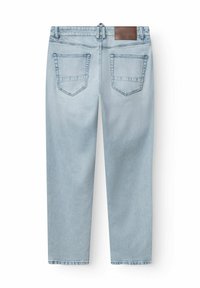 Világoskék farmernadrág hátulnézetből, két hátsó zsebbel és barna bőr márkajelzéssel a derékrészen.