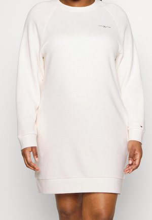 Lysebeige sweatshirtkjole med lange raglanærmer, ribkant ved ærmerne, rund halsudskæring og lille logo på brystet. Blødt, tekstureret stof.