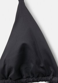 Haut de bikini noir en tissu lisse et extensible, présentant une forme triangulaire et des détails élastiques froncés le long du bord inférieur.
