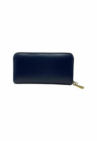 Cartera de cuero azul marino con textura suave, forma rectangular, tirador dorado de cremallera y un sutil patrón de piel de naranja en la superficie.