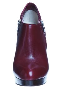 Bota ankle de cuero burdeos con un acabado suave, puntera redonda, detalle decorativo de hebilla y un acento de punto texturizado en la parte superior.