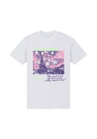 Bílé bavlněné tričko s motivem „Hvězdná noc“ v purpurové a růžové barvě, s textem v zelené a purpurové pod motivem.