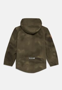 Olivgrüne, wasserdichte Jacke mit Kapuze, elastischen Bündchen und einem hochbelüfteten Design. Verfügt über einen Logo-Patch am linken Arm und ein reflektierendes Etikett.