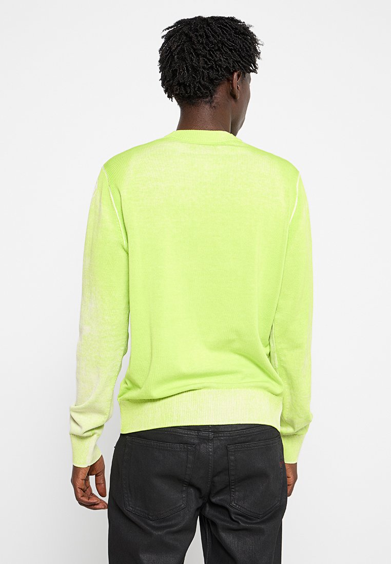 Neongrüner Pullover mit einem Farbverlaufseffekt, gerippten Bündchen und Saum, aus einem leichten Stoff gefertigt, mit Rundhalsausschnitt und langen Ärmeln.