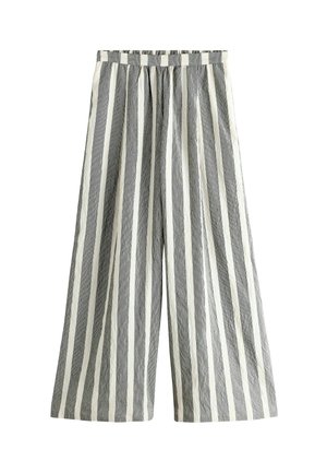 Platas augsta vidukļa bikses ar vertikālām pelēkām un baltām svītrām un savāktu jostasvietu.