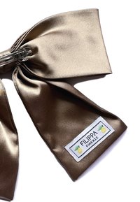 Satin-Haarspange in Braun mit glänzendem Finish. Verfügt über eine silberne Metallklammer und ein weißes Etikett mit der Aufschrift "FILIPPA FIRENZE" und Zitronendesign.