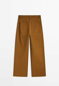 Pantalon marron à jambes larges avec une texture lisse, doté de deux poches arrière et d'une ceinture au design épuré.