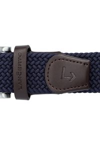 Granatowy, pleciony pasek materiałowy z brązowym skórzanym akcentem, zdobiony wytłoczonym logo i srebrną metalową klamrą, zaprojektowany z myślą o trwałości i stylu.