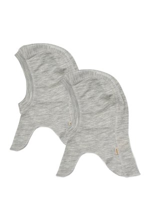 Dos gorros de bebé tipo pasamontañas tejidos de color gris claro con detalles de costuras y etiquetas sobre un fondo blanco.