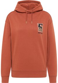 Sudadera de color óxido con diseño en el bolsillo frontal que presenta una luna, plantas y el texto "MUSTANG" en el pecho.