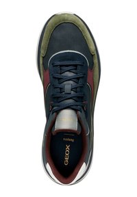 Sneaker navy con accenti verde oliva e bordeaux; caratterizzato da una tomaia in pelle e suede testurizzate, lacci rotondi e una suola bianca.