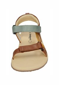 Braune Ledersandale mit einem mintgrünen Riemen, offenes Zehendesign und einem beigen Innenraum. Verfügt über verstellbare Riemen und eine strukturierte Sohle.