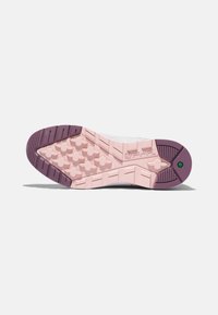 Sulan med en mönstrad rosa gummibas och lila detaljer, med multidirektionella greppstövlar och en texturerad yta.
