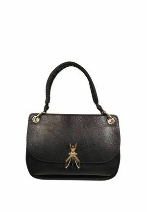 Borsa nera in pelle con manico intrecciato e chiusura a forma di insetto dorato al centro della patta anteriore.