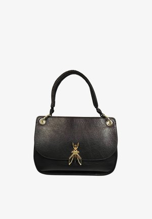 Sac à main en cuir noir avec une poignée tressée et une fermeture en forme d'insecte doré centrée sur le rabat avant.