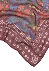 Kwiatowy szalik w kolorze burgundowym, z niebieskimi i czerwonymi wzorami kwiatowymi. Wykończony białymi wzorami paisley i geometrycznymi. Lekka struktura materiału.