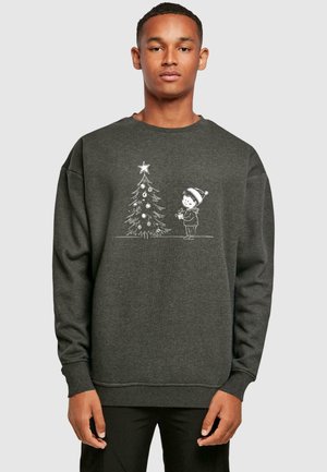 Sweatshirt gris avec une illustration blanche d'un garçon avec un sapin de Noël, tissu texturé, col rond et manches longues.