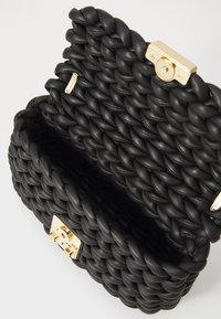 Schwarze geflochtene Leder-Clutch mit einem strukturierten, geflochtenen Design. Verfügt über einen goldenen Metallverschluss und eine kleine Innentasche. Öffnet sich zu einem geräumigen Fach.