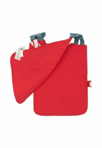 Rode katoenen schoudertas met blauwe bandjes, met een gevouwen ontwerp en aangehechte etiketten. De stof heeft een zachte, gestructureerde uitstraling.